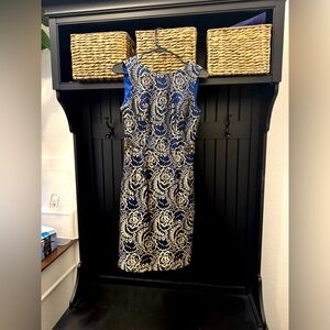 Gorgeous dress just in time for the holiday season!